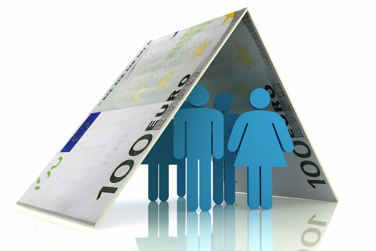 banconota a forma di tetto su famiglia di omini di carta