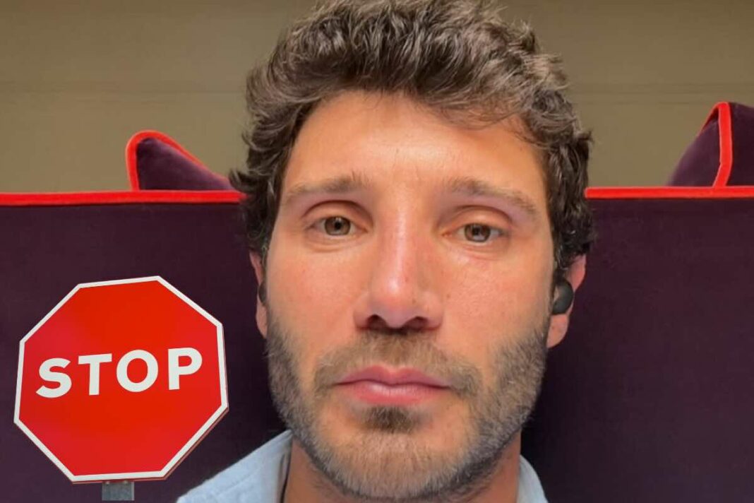 Stefano De Martino e segnale stop