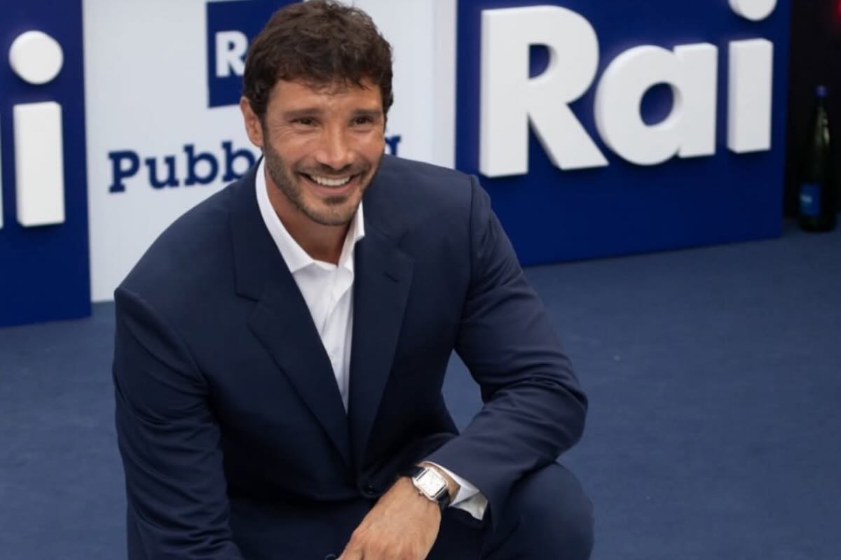 Stefano de martino sorridente e sfondo rai