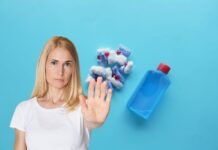 donna che dice stop ai classici detersivi per lavastoviglie