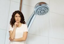 Doccia, meglio farla di primo mattino o la sera tardi? La risposta lascia tutti senza parole donna che pensa e doccia