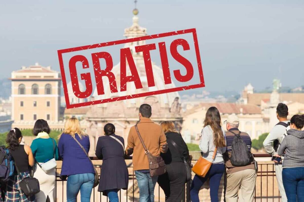 Gente che osserva il panorama di Roma e scritta gratis