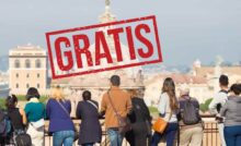 Gente che osserva il panorama di Roma e scritta gratis