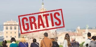 Gente che osserva il panorama di Roma e scritta gratis