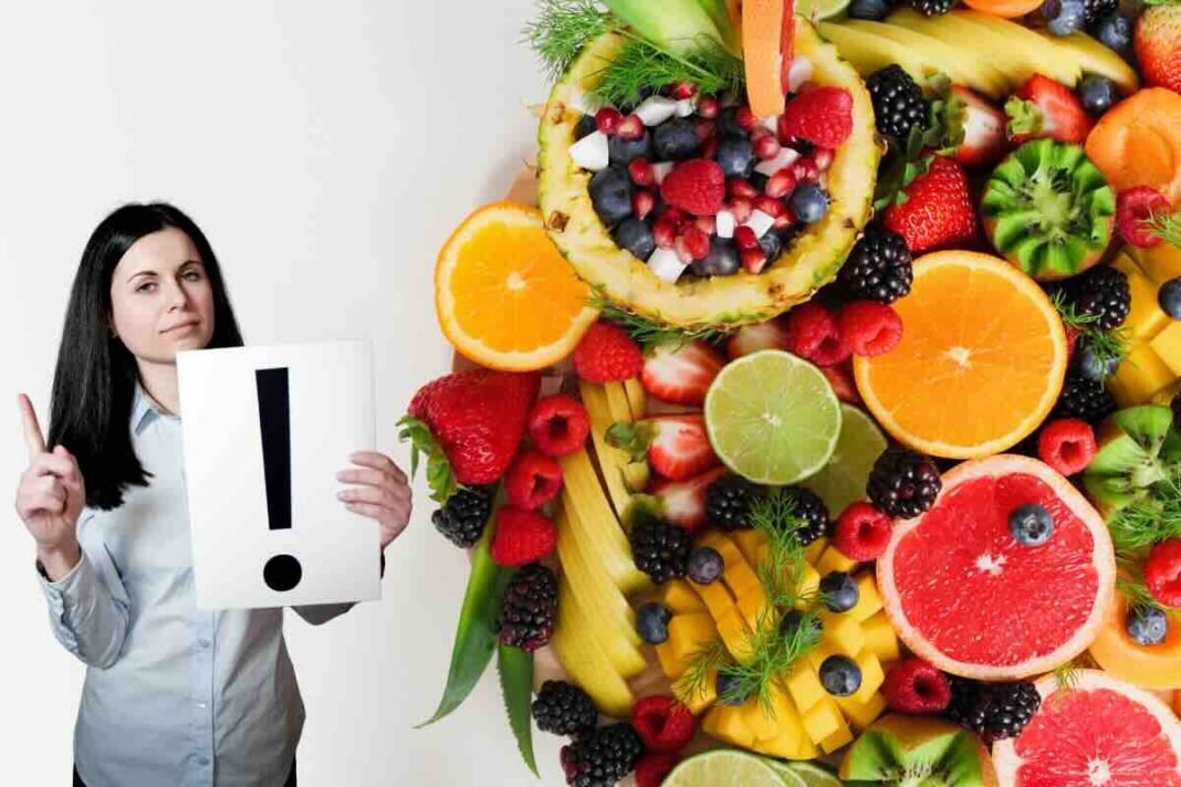 ragazza con punto esclamativo e frutta mista