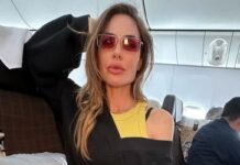 Ilary Blasi in aereo con occhiali da sole