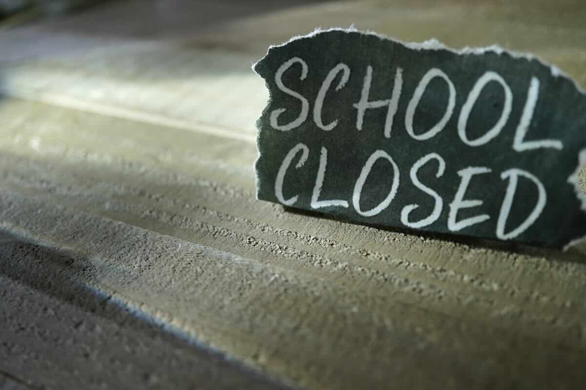 Scritta scuole chiuse in inglese