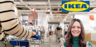 donna felice con pollici in su, braccia che spingono carrello, logo ikea