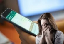whatsapp su smartphone e donna triste