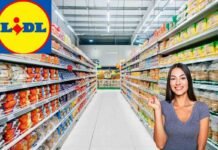 donna che indica, supermercato e insegna lidl
