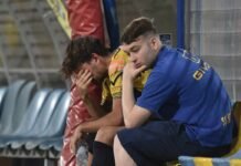 Lacrime nello sport italiano, addio a una star assoluta: il messaggio struggente lacrime in panchina