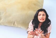 Con il caldo si suda di più e i cuscini si macchiano: io uso questo metodo e tornano subito bianchi e profumati cuscino ingiallito e donna disgustata