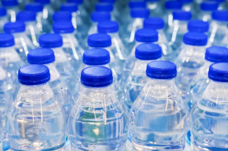 bottigliette di acqua con tappo blu