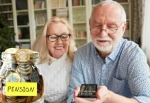 Pensioni, come aumentare l’importo: così avrai più soldi in futuro coppia di anziani con calcolatrice e salvadanaio con monete