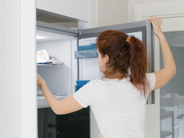 donna che prende qualcosa dal congelatore