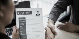 stretta di mano e curriculum vitae