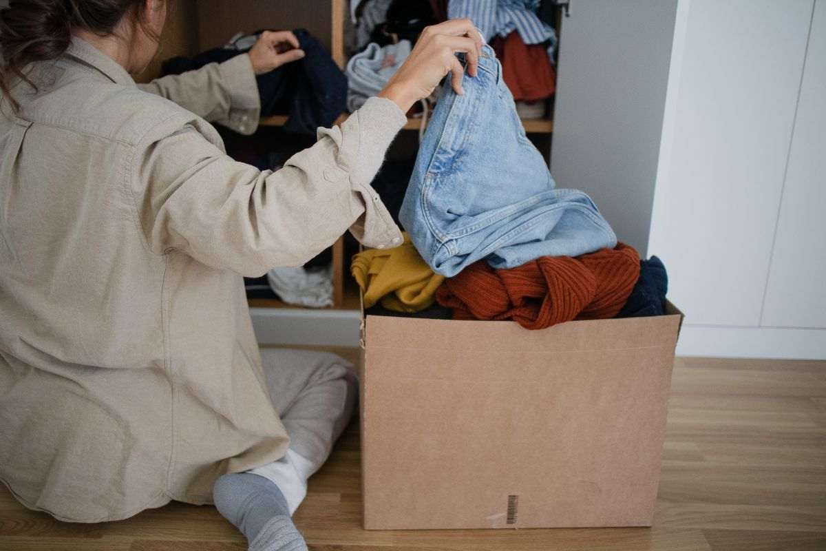 donna che fa decluttering