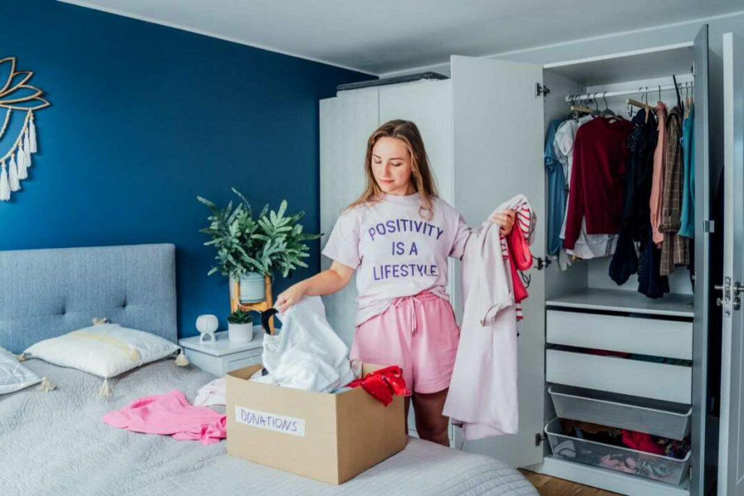 donna che fa decluttering