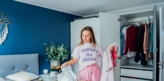 donna che fa decluttering