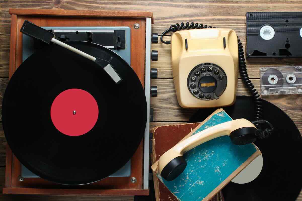 giradischi, telefono, cornetta telefono, video cassetta 