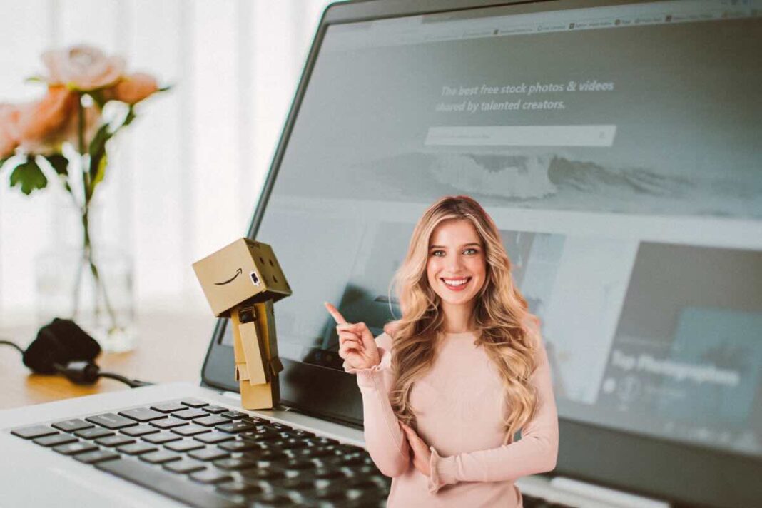pc con piccolo pacco amazon e donna felice