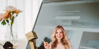 pc con piccolo pacco amazon e donna felice