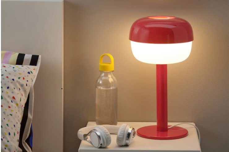 lampada rossa di Ikea su comodino