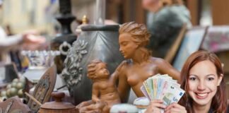 oggetti di antiquariato vari e donna con banconote euro