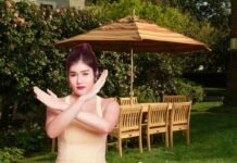 Il classico ombrellone da esterno non va più di moda: la nuova alternativa è pazzesca, perfetta per l’estate donna dice no e tavolo con sedie e ombrellone