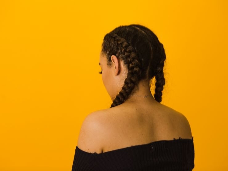 ragazza di spalle con due trecce alla francese