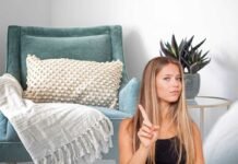 donna che dice no e poltrona azzurra