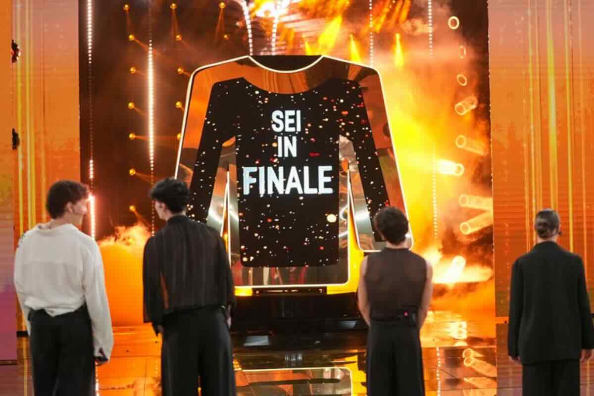 immagine ragazzi amici di spalle con maglia "sei in finale"