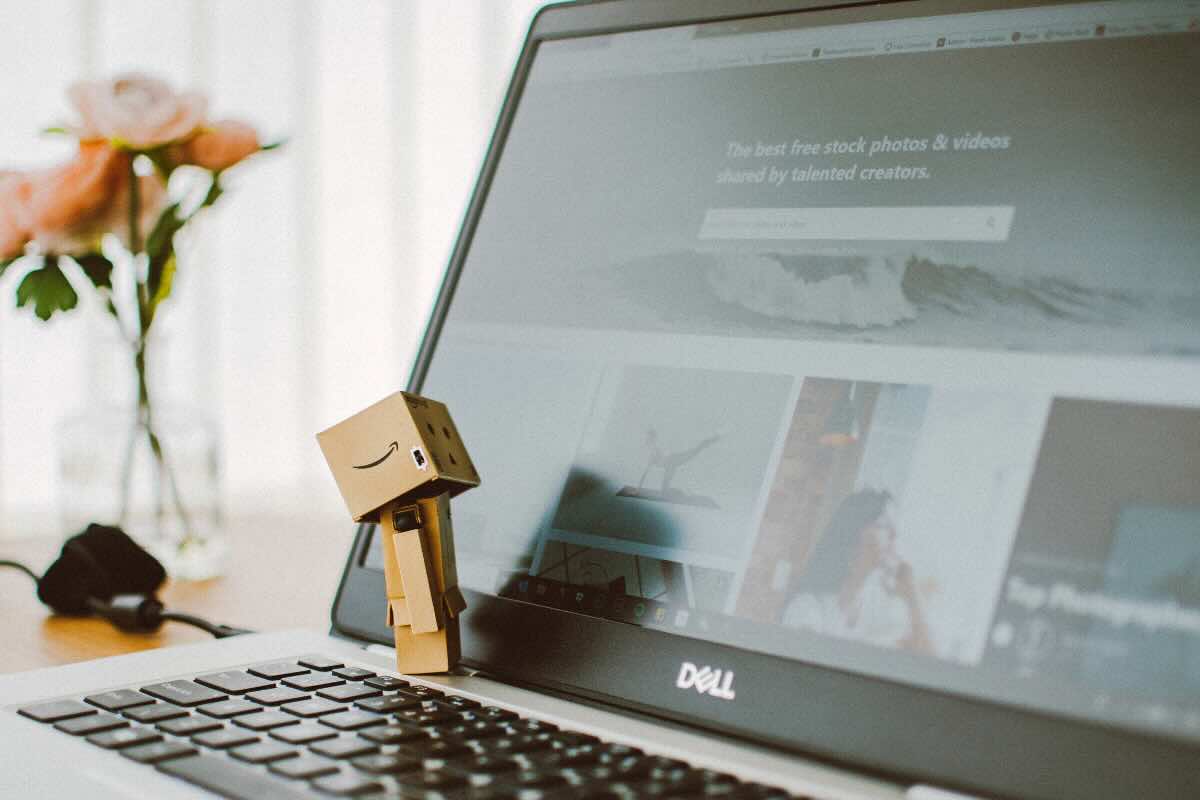 pc con piccolo pacco di amazon e fiore