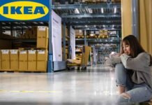 donna triste tra scaffali ikea e logo ikea