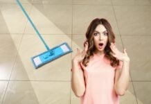 donna stupita e pavimento brillante alle spalle