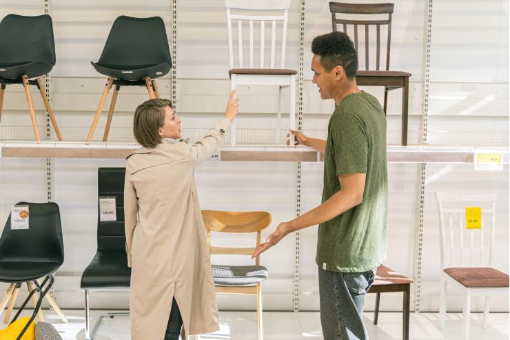 uomo e donna che scelgono sedie da ikea