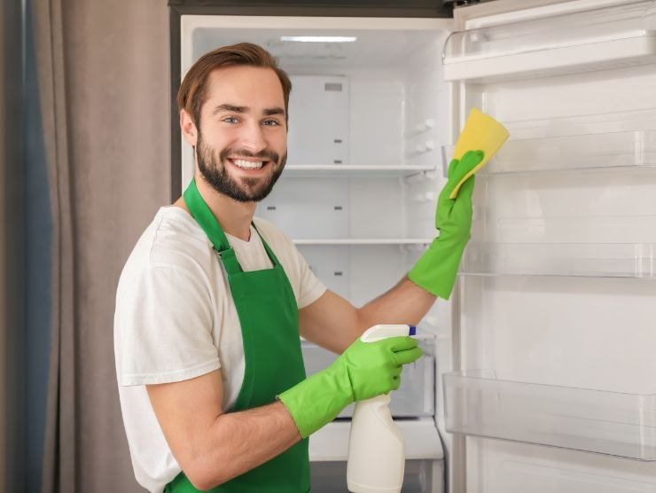 uomo che pulisce frigorifero