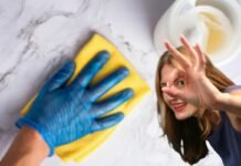 Con il tempo il marmo ha perso la sua naturale brillantezza? Fai in questo modo e sarà come nuovo mano che pulisce marmo e donna che fa ok