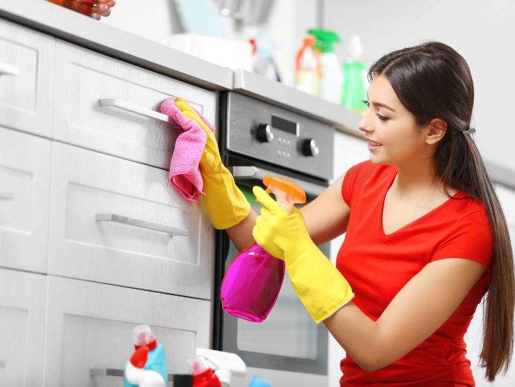 donna che pulisce cassetti della cucina