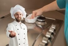 chef e pulizia piano cottura