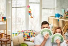 camera di bambina con tanti giochi e coppia con banconote 100 euro in mano