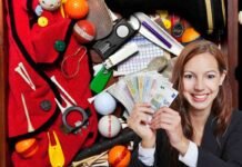 donna con banconote euro e sfondo di cassetto con oggetti vari