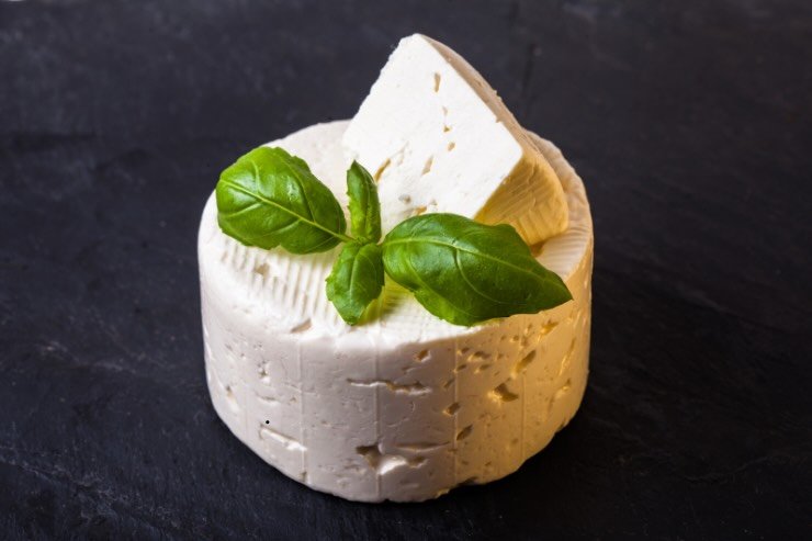 formaggio primosale con basilico