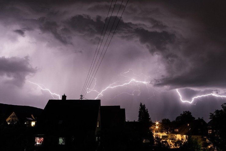 città illuminata dai fulmini di un temporale