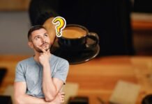 uomo che pensa, punto interrogativo e caffè