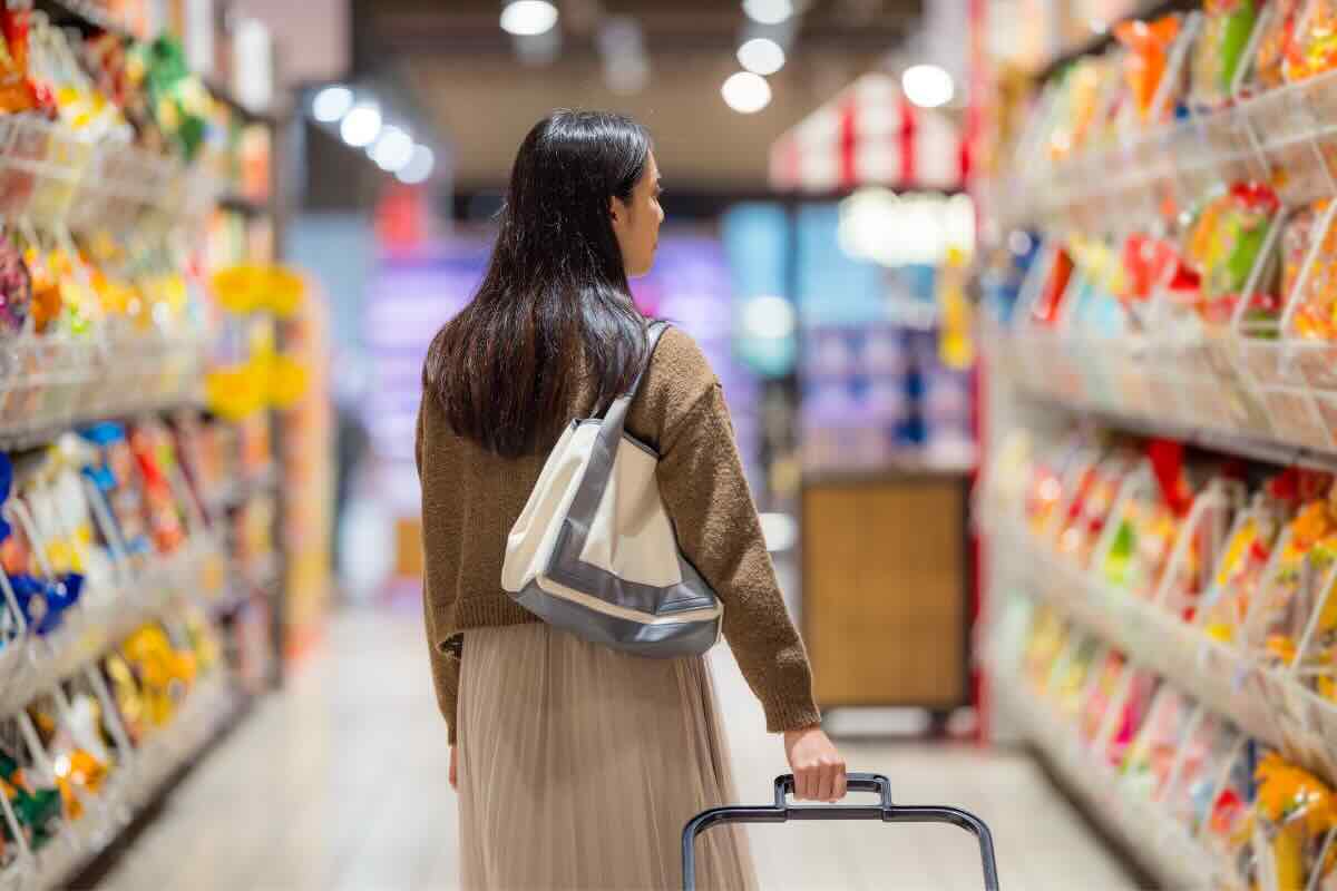 donna nella corsia del supermercato