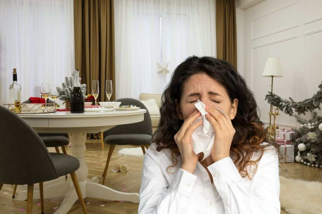donna con allergia che si soffia il naso