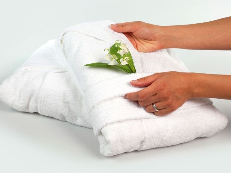 donna che piega accappatoio