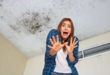 muffa al soffitto e donna spaventata