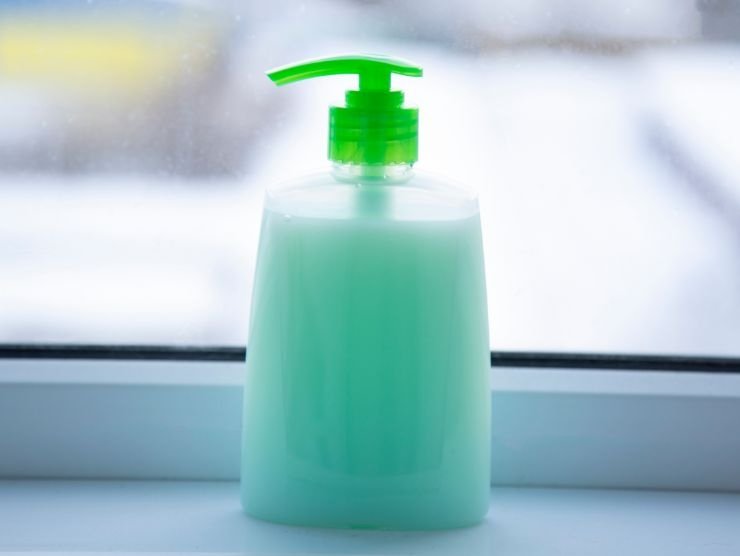 flacone di sapone liquidi di colore menta